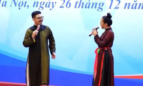 Ca sĩ Trang Viên và Nghệ sĩ Quốc Quốc thể hiện ca khúc Dùng dằng quan họ